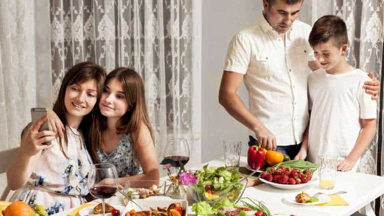 Why sit down together at the table – the importance of family meals
