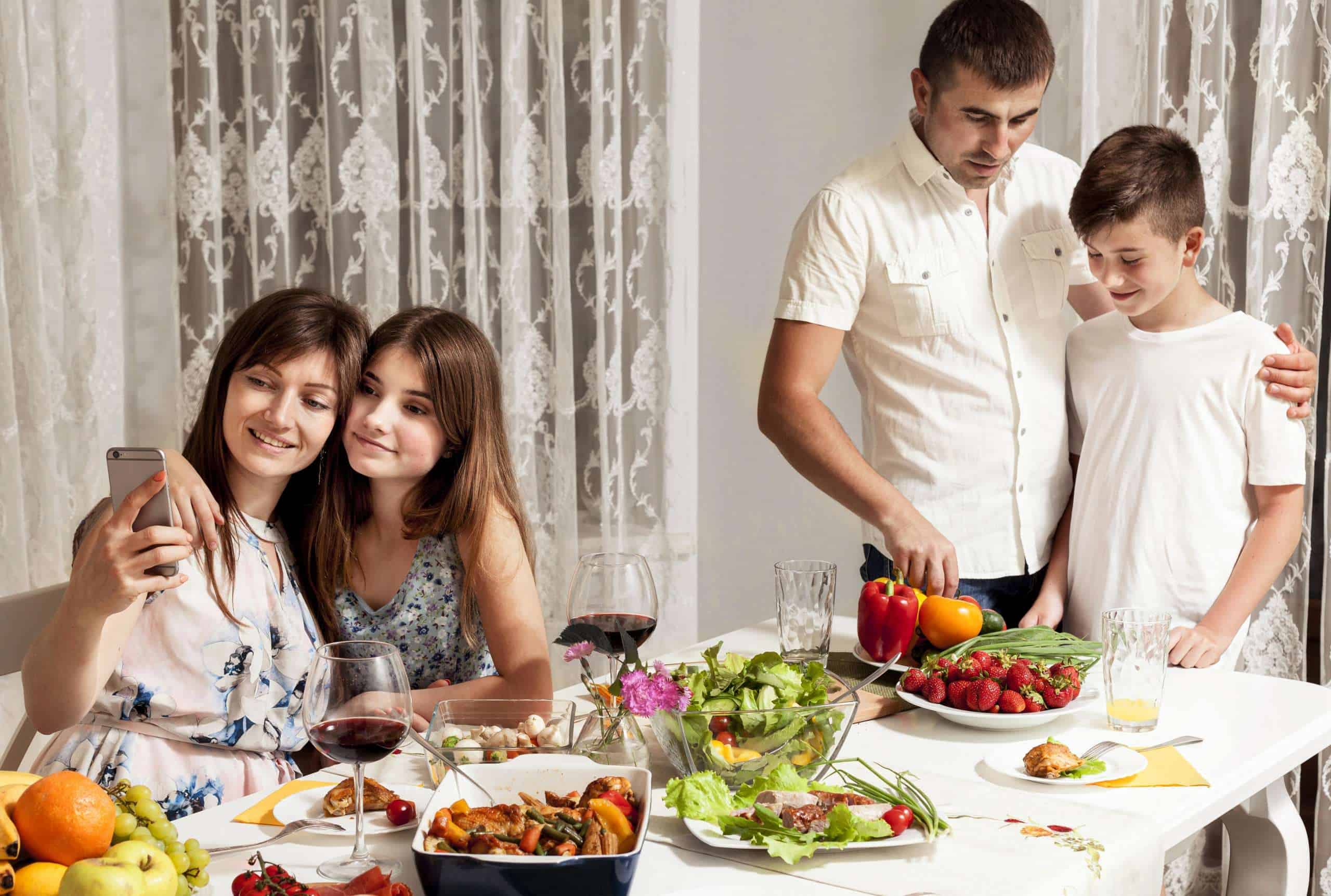 Why sit down together at the table – the importance of family meals