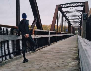 How to safely get back to physical activity in the spring? Tips for seniors